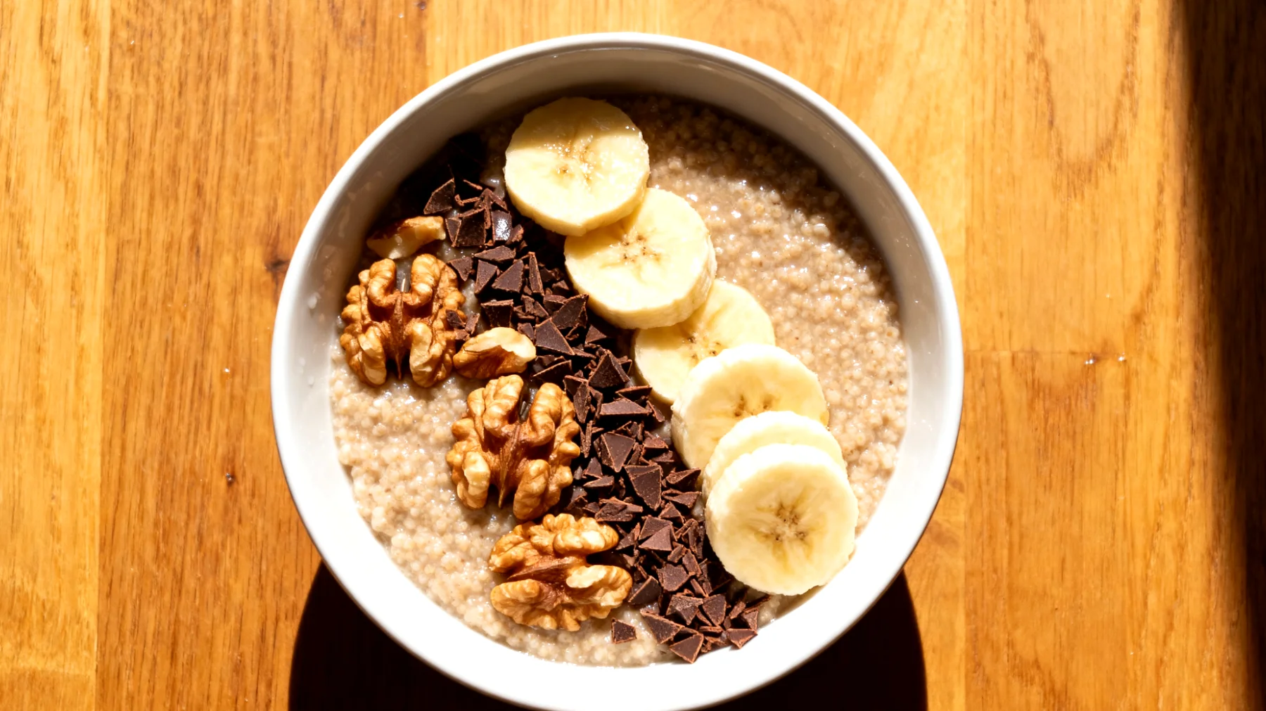 Amaranth-Bananen-Porridge mit Walnüssen und Kakao-Nibs"