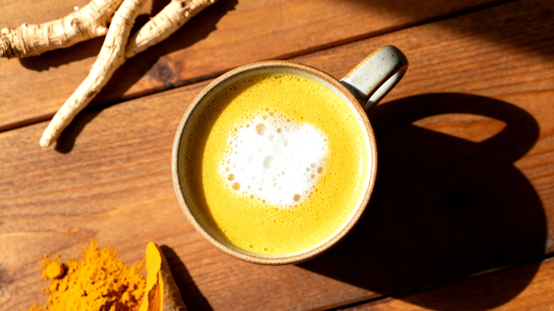 Ashwagandha-Latte mit Kurkuma und Mandelmilch"