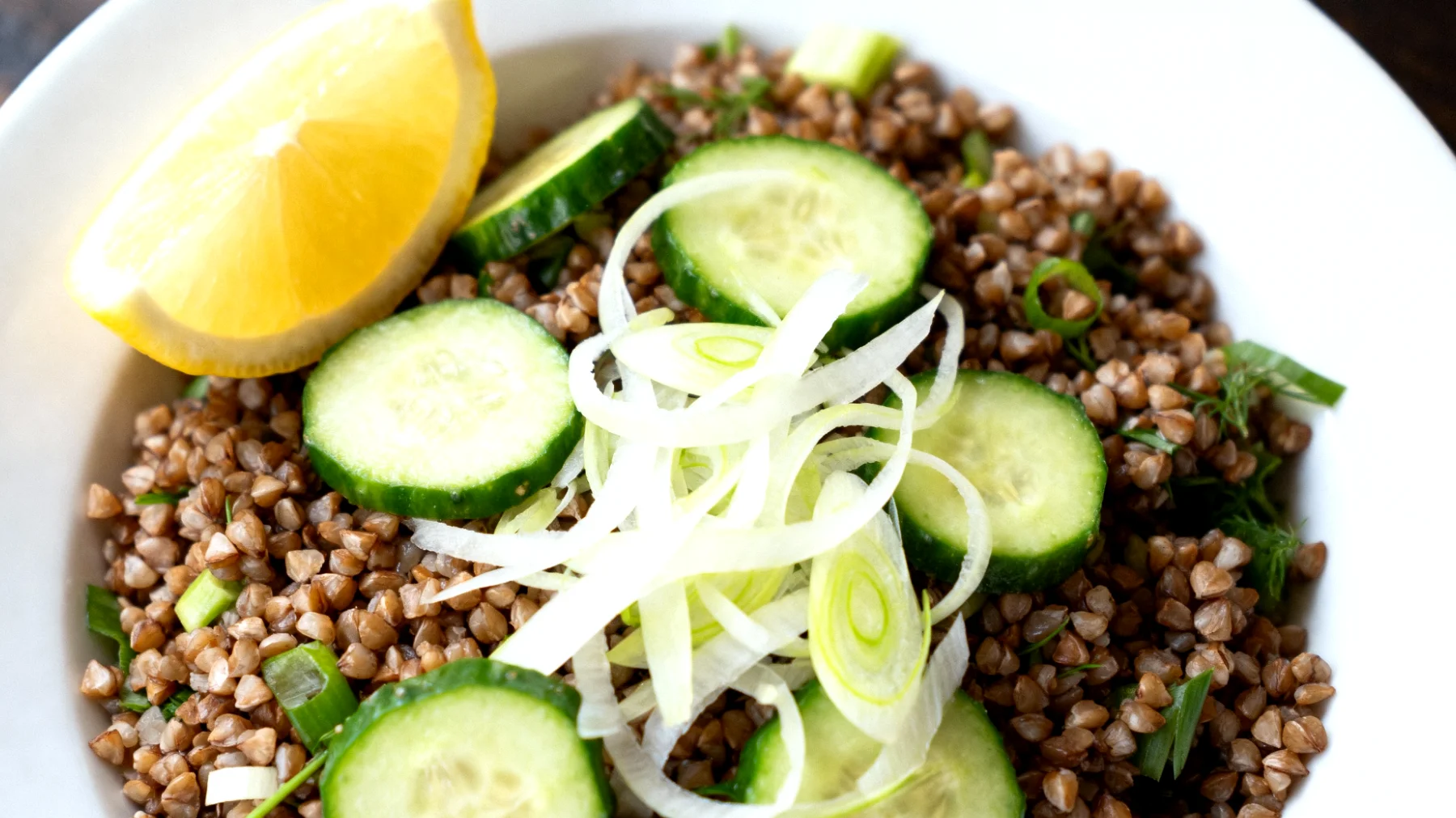 Buchweizen-Gurken-Salat mit Fenchel und Zitrone"