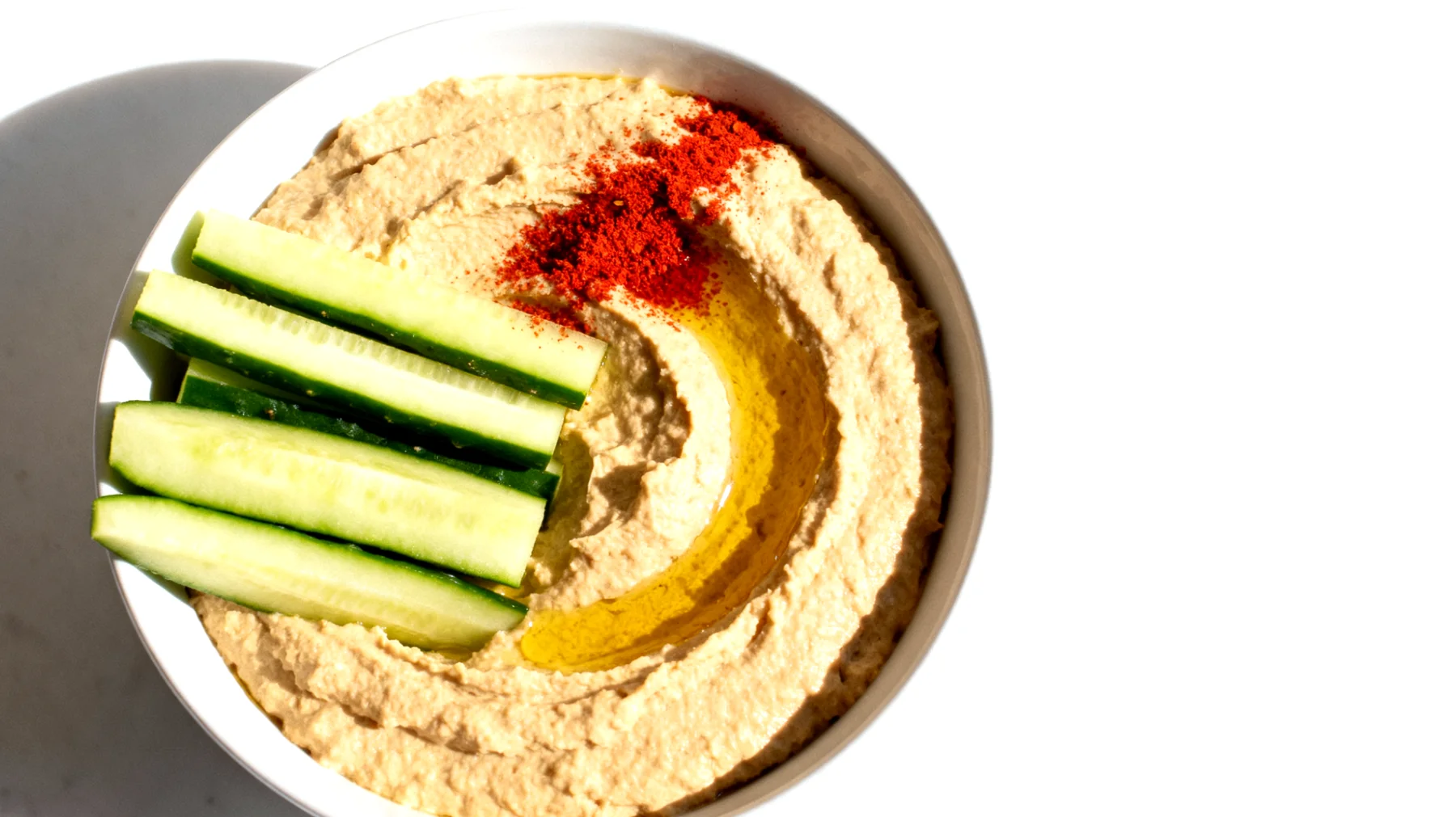 Lupinenbohnen-Hummus mit Gurkensticks"
