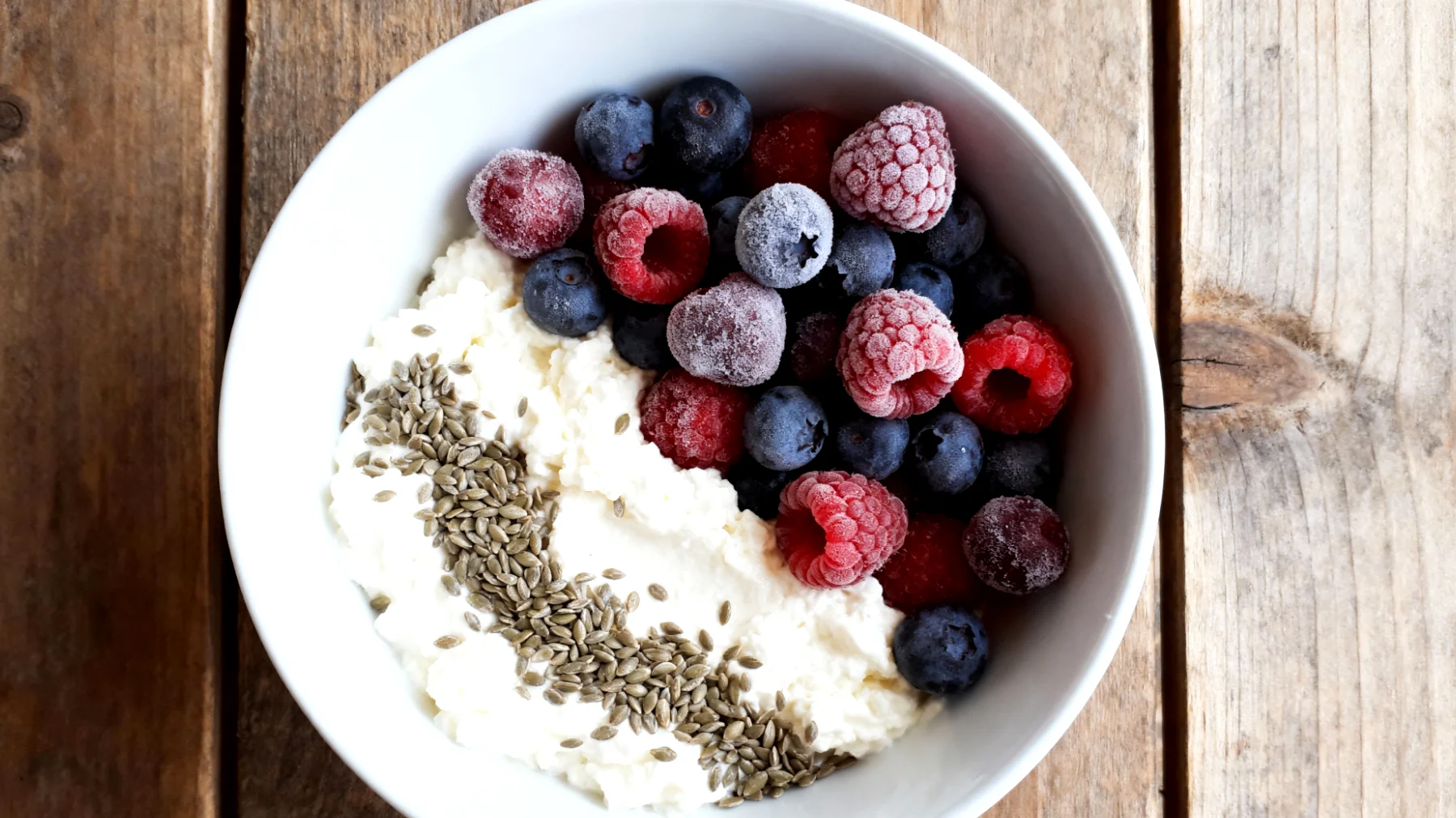 Magerquark mit Hanfsamen und gefrorenen Beeren"