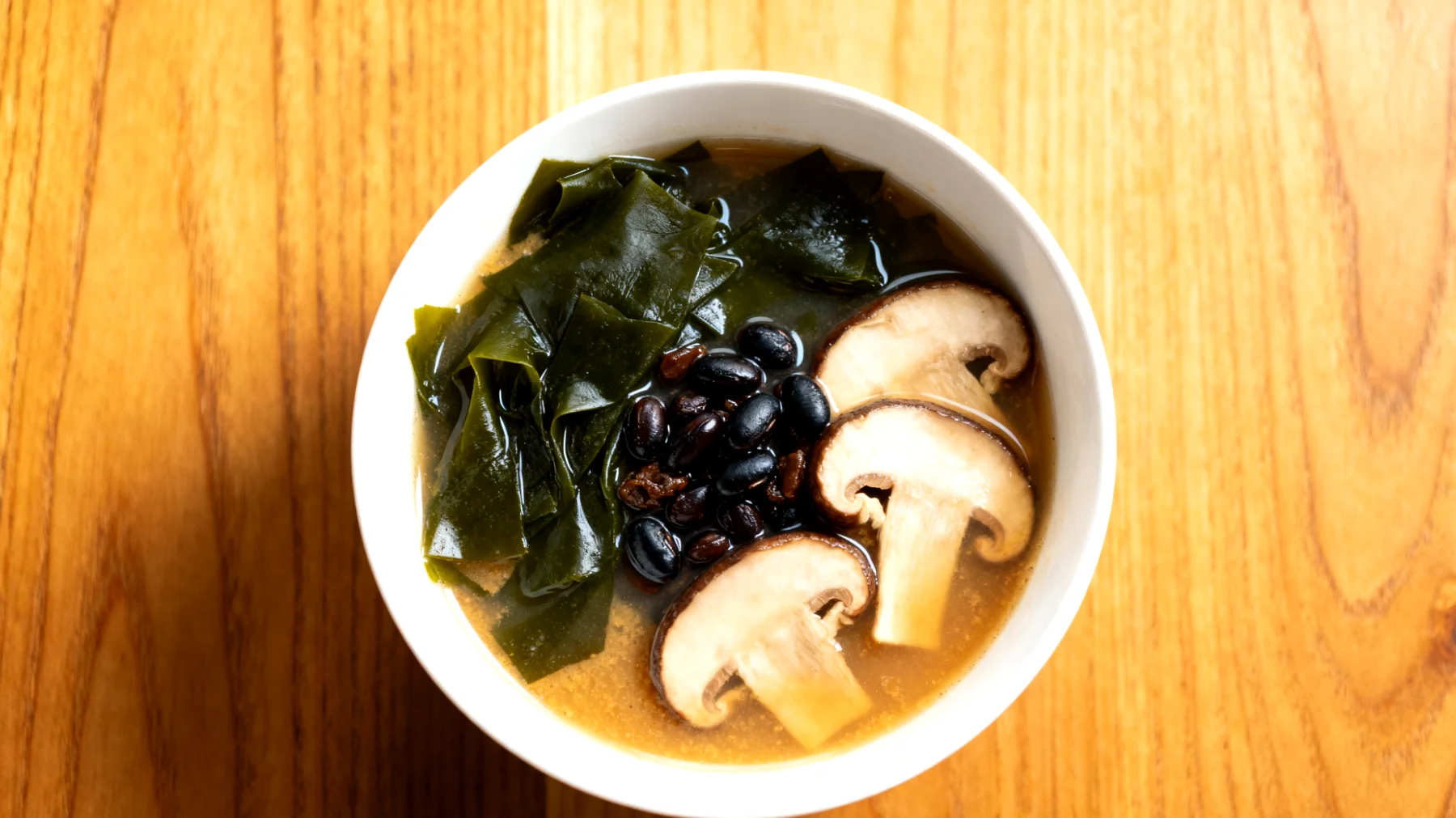 Miso-Suppe mit Algen (Wakame), Shiitake-Pilzen und fermentierten Schwarzbohnen"