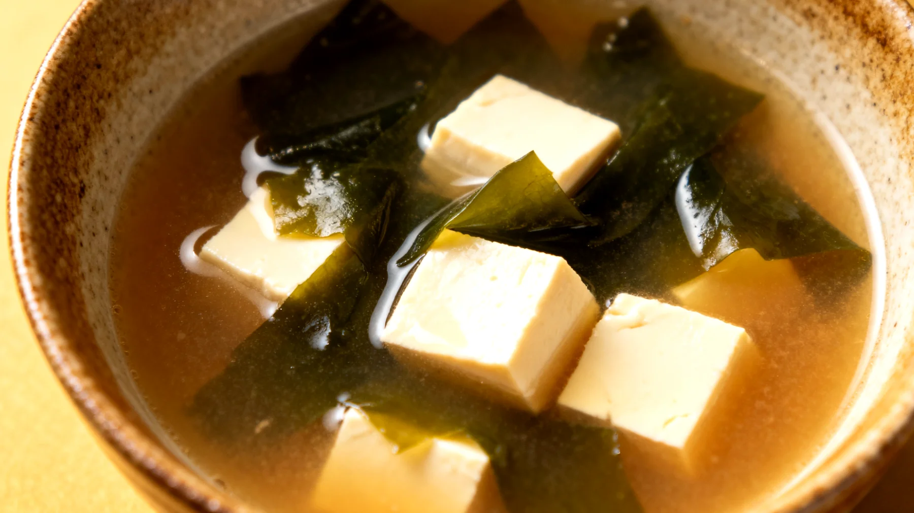 Miso-Suppe mit Wakame-Algen und Seidentofu"
