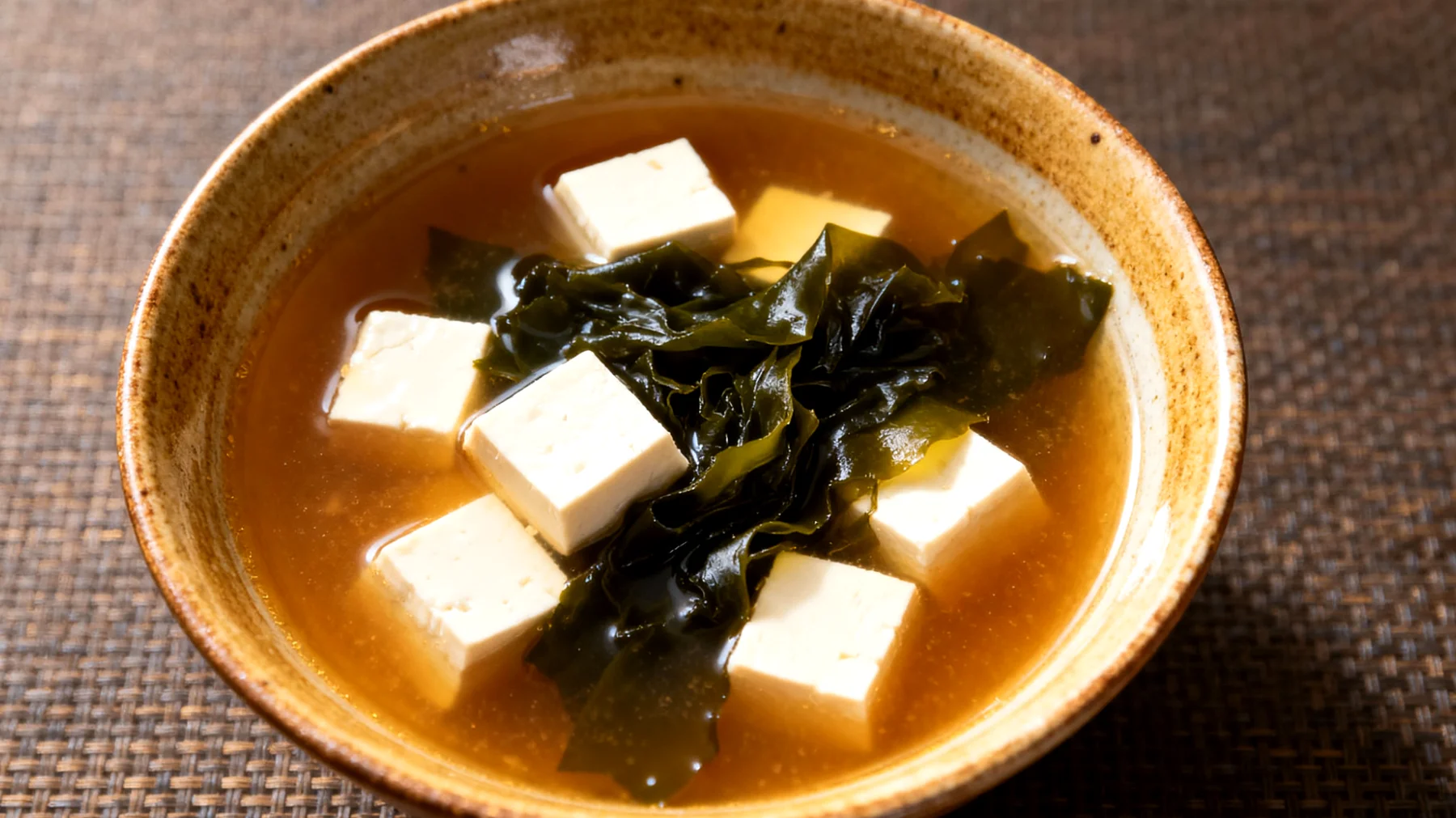 Miso-Suppe mit Wakame-Algen und Tofu"