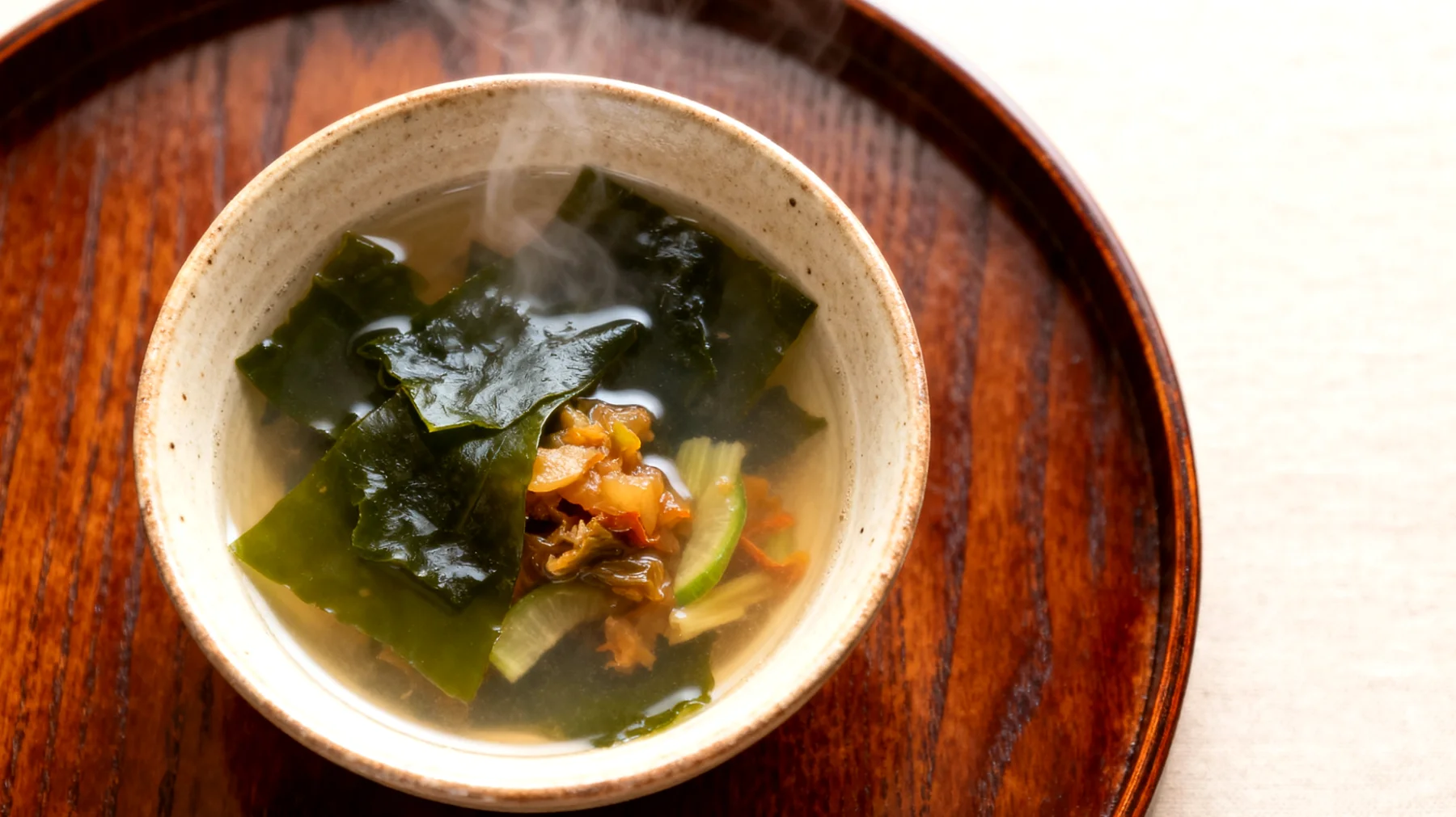 Miso-Suppe mit Wakame-Algen und fermentiertem Gemüse"