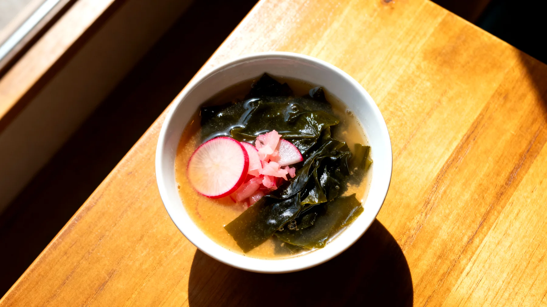 Miso-Suppe mit Wakame-Algen und fermentierten Radieschen"