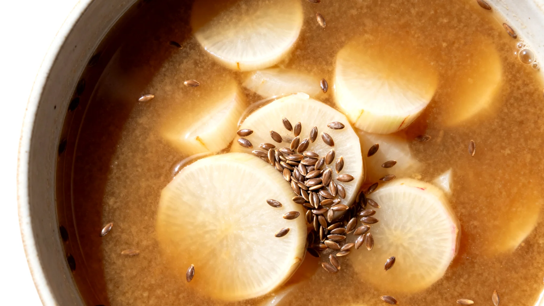 Miso-Suppe mit fermentierten Rüben und Leinsamen"