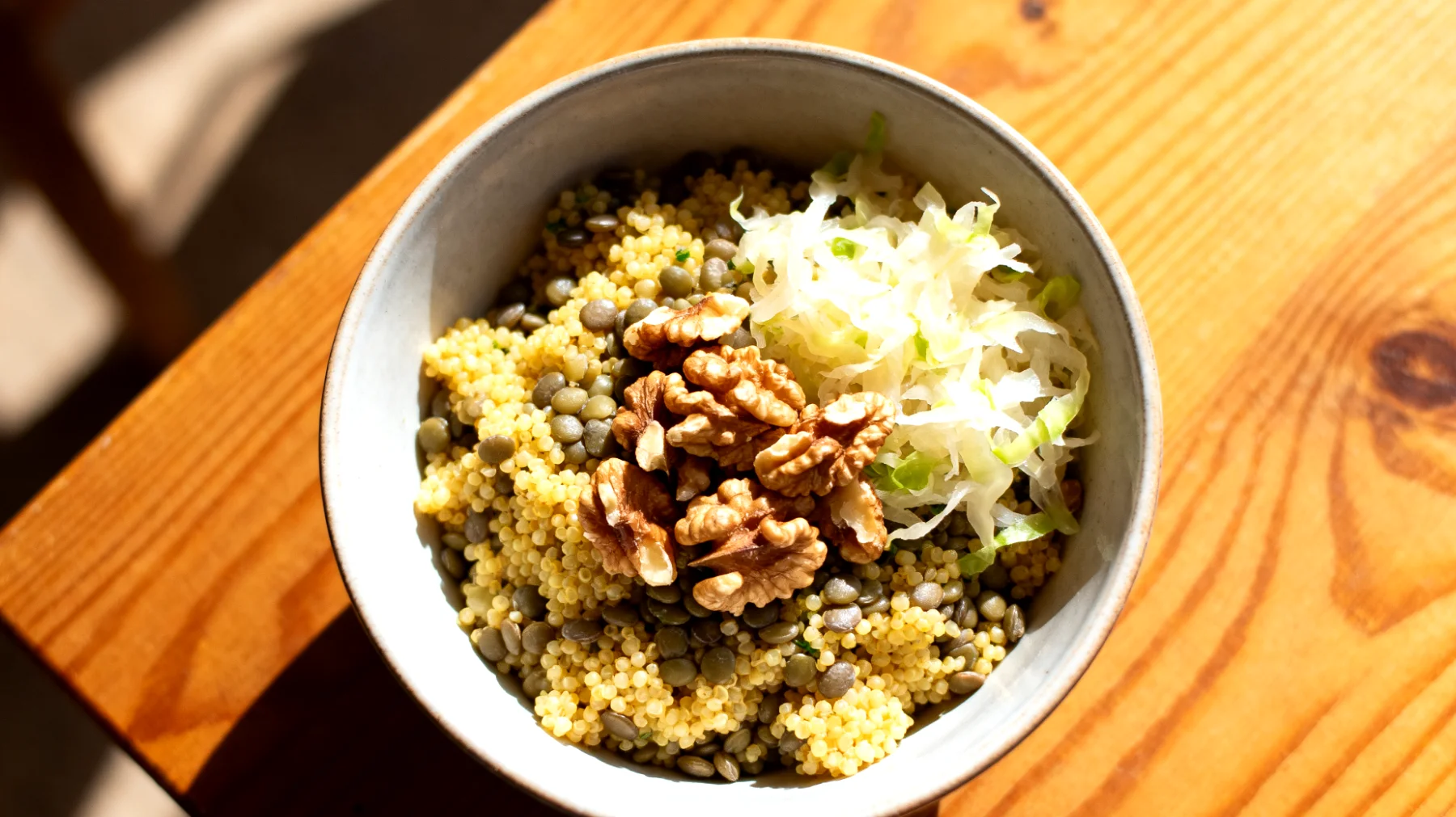 Hirse-Linsen-Salat mit Walnüssen und Sauerkraut"