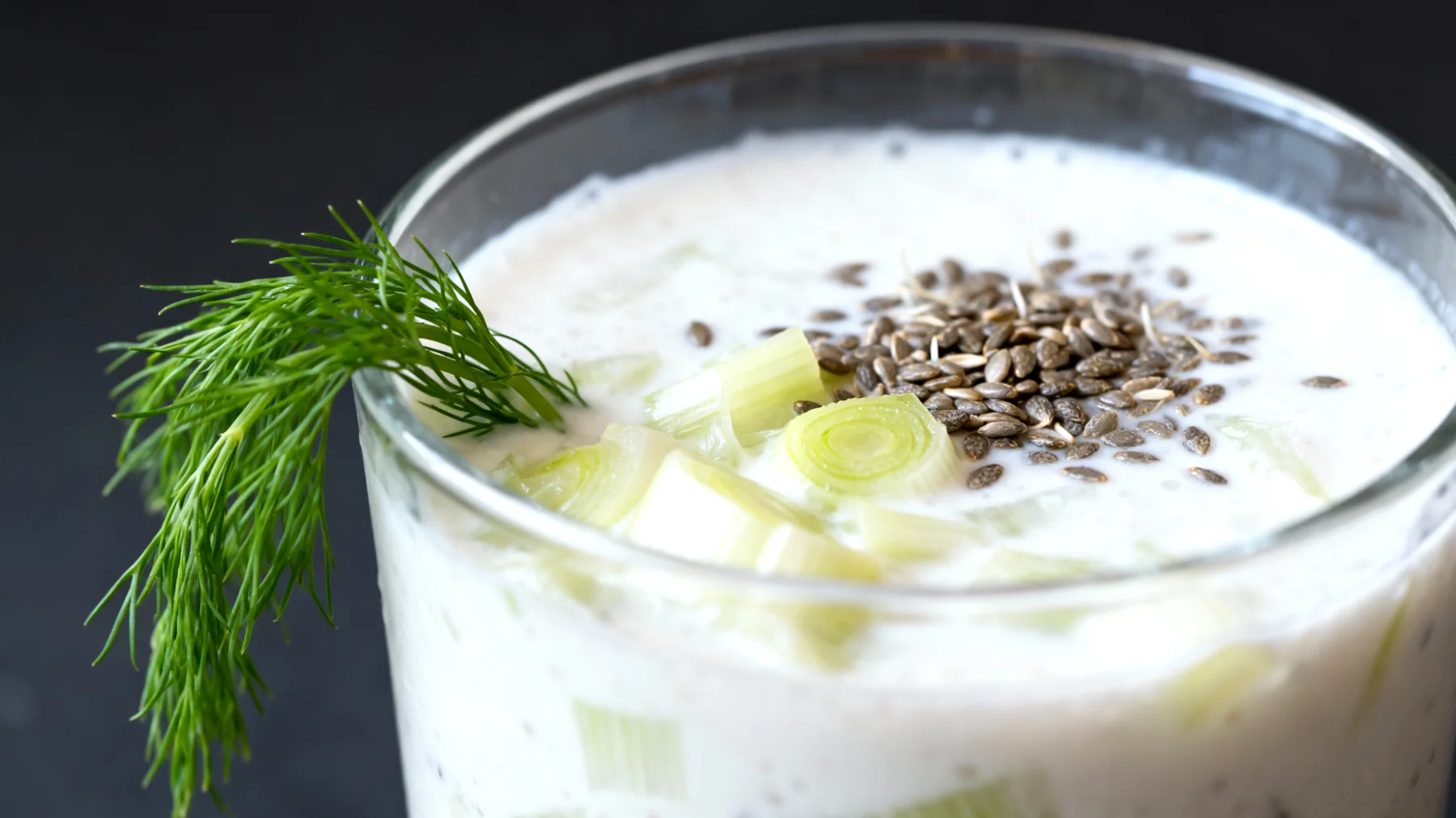 Kefir-Smoothie mit gekeimten Hanfsamen und gedünstetem Fenchel"