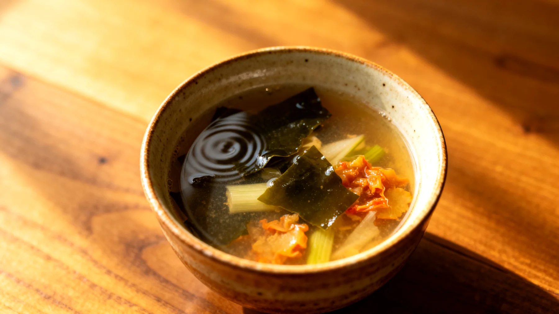 Miso-Suppe mit Wakame-Algen und fermentiertem Gemüse"