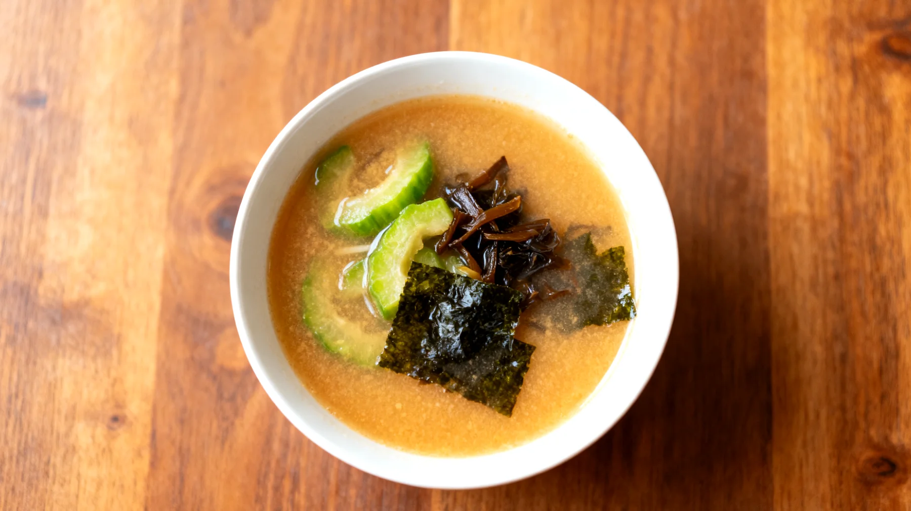 Miso-Suppe mit fermentiertem Gemüse und Seetang"